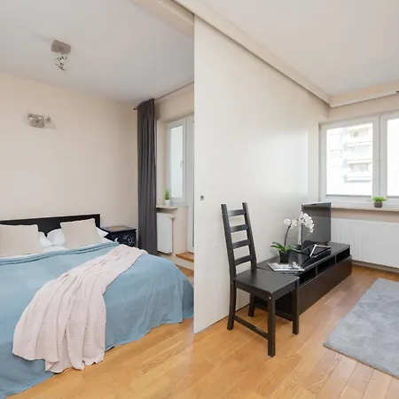 Apartman Cozy Near Metro Stoklosy By Renters